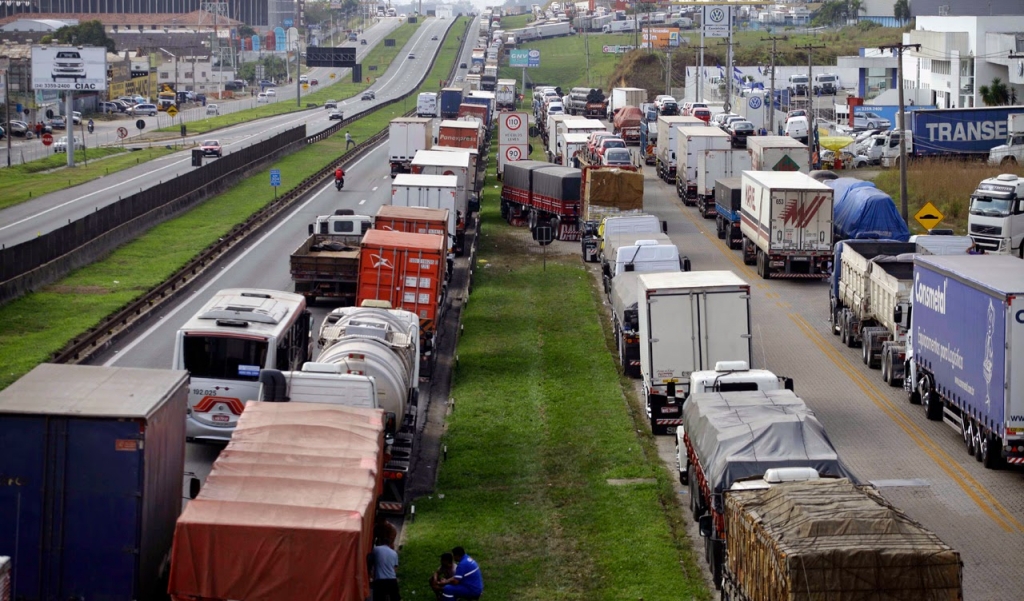Protesto de caminhoneiros bloqueia trechos de várias estradas do país 