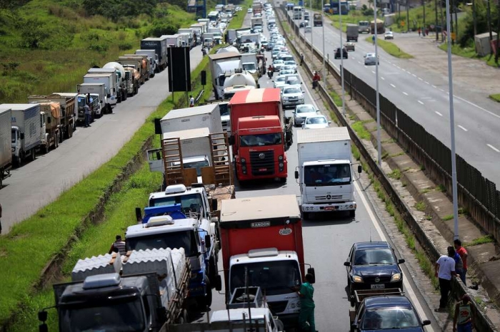 Quase um mês após o fim da greve dos caminhoneiros, preço dos fretes é atropelado. 